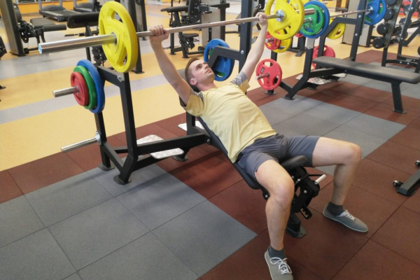 VB-282-Скамья-жима-штанги-в-наклоне-Incline-bench-press-1-981x736