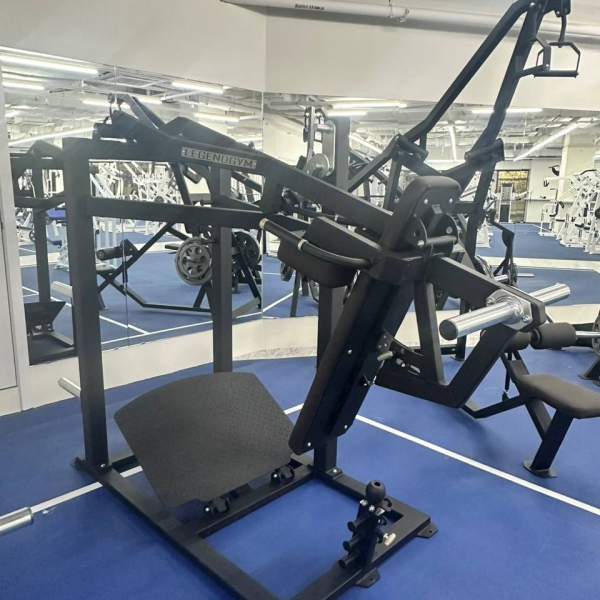 силовая зона Blise Gym с тренажерами LEGENDGYM